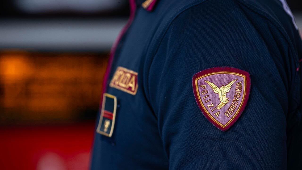 Un 37enne tunisino è stato arrestato per furto in zona Termini dalla polizia. L'uomo ha anche opposto resistenza all'arresto