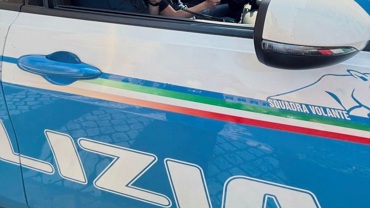 Un uomo di 35 anni si è liberato del braccialetto elettronico e ha incendiato il negozio dove lavora la ex compagna a Roma