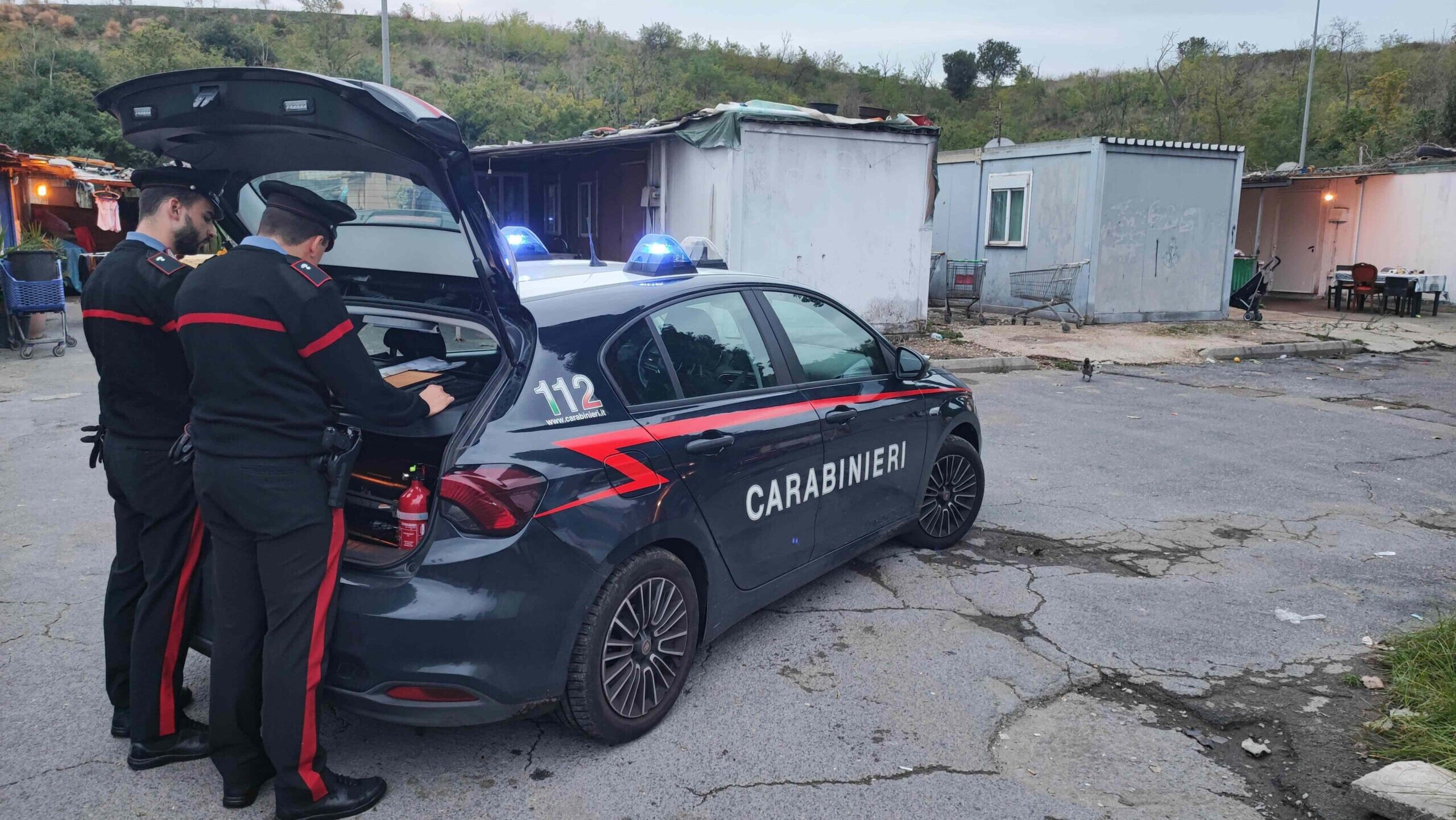 I carabinieri hanno effettuato un controllo cal campo nomadi di via Candoni a Roma dove hanno sequestrato anche della droga