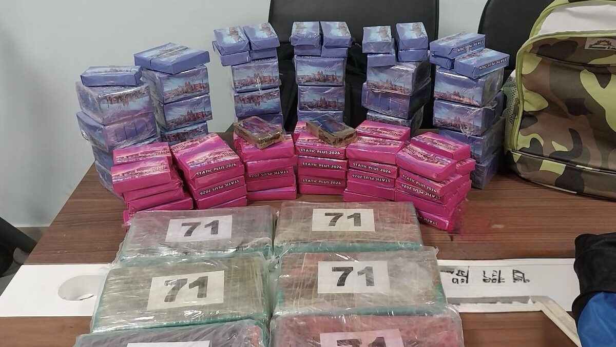 La polizia di Stato ha arrestato un uomo di 39 anni a Ostia che aveva nascosto 28 kg di stupefacenti tra le auto