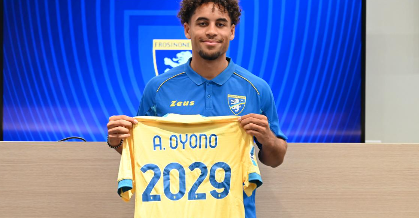 Anthony Oyono rinnova il suo contratto con il Frosinone. Il nuovo accordo scadrà nel 2029. I dettagli dell'operazione