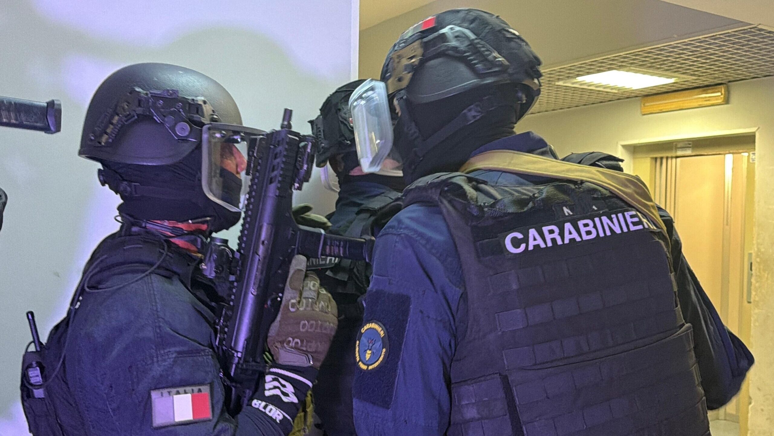 I carabinieri di Velletri hanno sgominato un'organizzazione dedita al traffico di droga eseguendo 17 misure cautelari. I dettagli