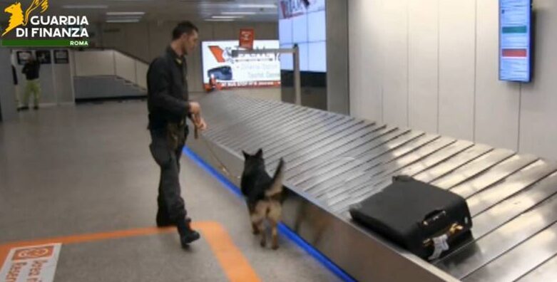 La Guardia di Finanza ha sequestrato 28 kg diargento ad un cittadin odel Bangladesh a Fiumicino. I dettagli