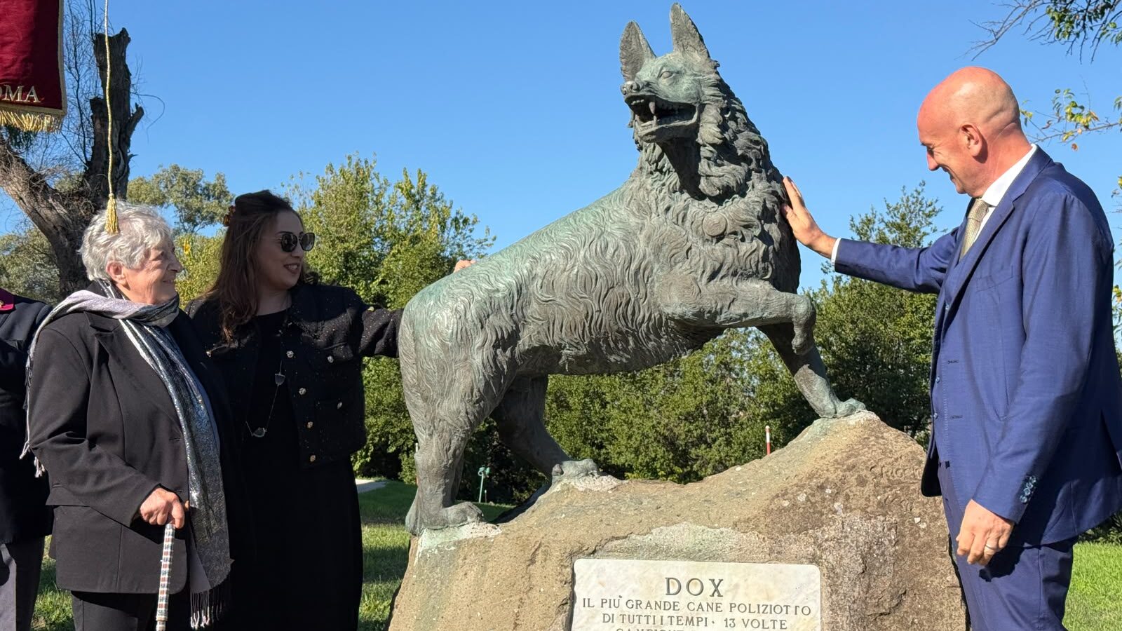 Dox, il miglior cane poliziotto di sempre è stato celebrato con la scopertura di una statua a Roma donata dagli eredi del Brigadiere Maimone